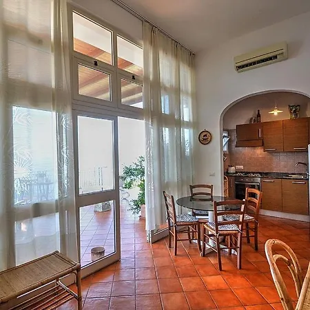 Sleeps 4 Air Con Wifi *