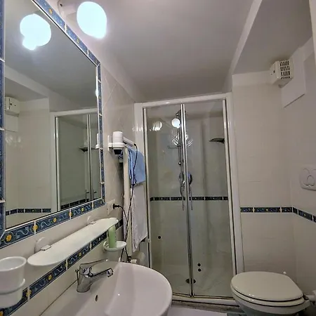 Sleeps 4 Air Con Wifi
